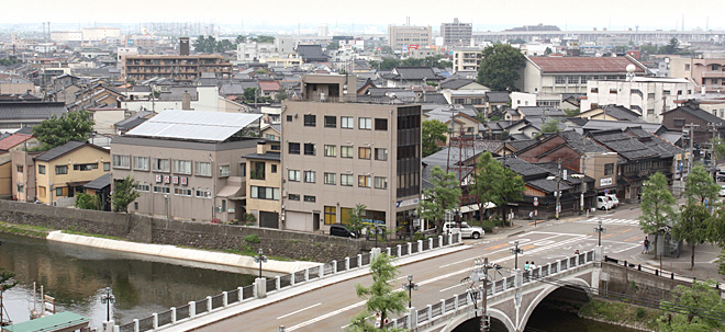 写真: 浅野川大橋の畔